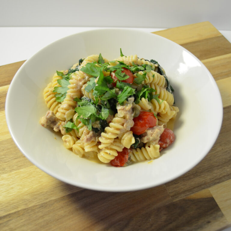 Tuna pasta with fusilli, ricotta, spinach and cherry tomatoes
